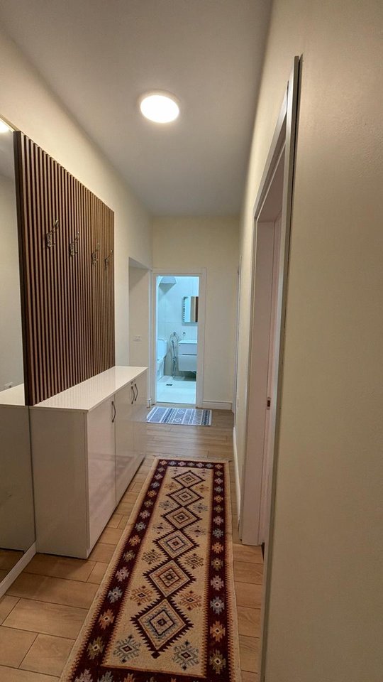 Jepet me qera Apartament 2+1 te Shallvaret/ Qender