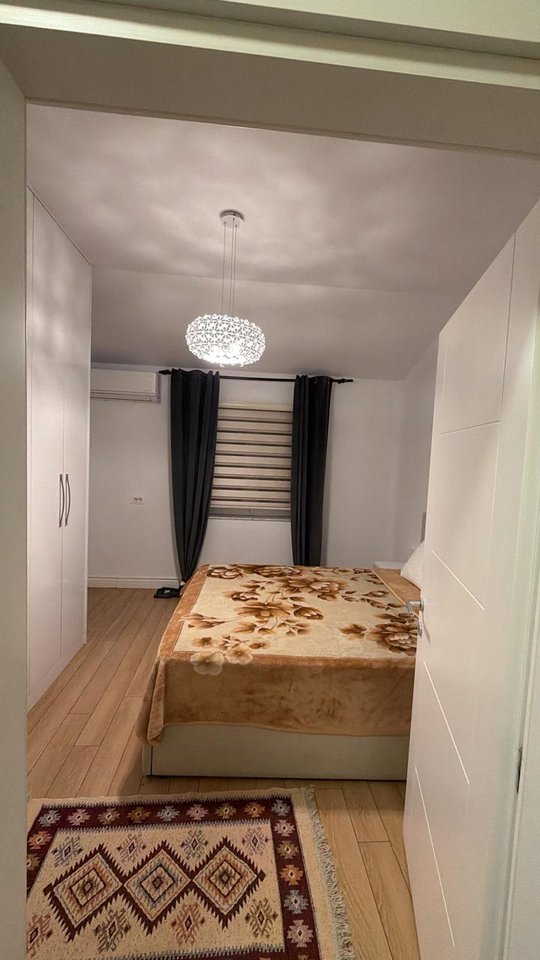Jepet me qera Apartament 2+1 te Shallvaret/ Qender
