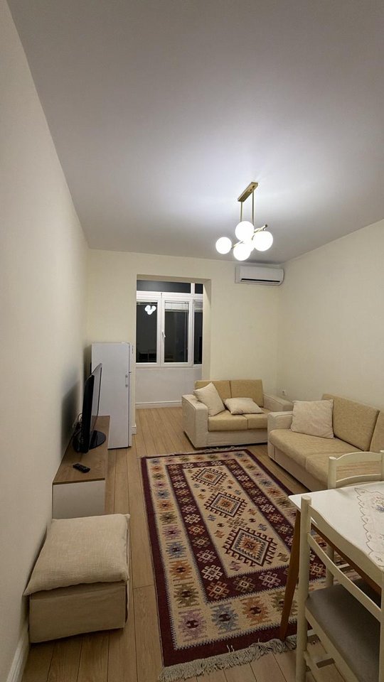 Jepet me qera Apartament 2+1 te Shallvaret/ Qender