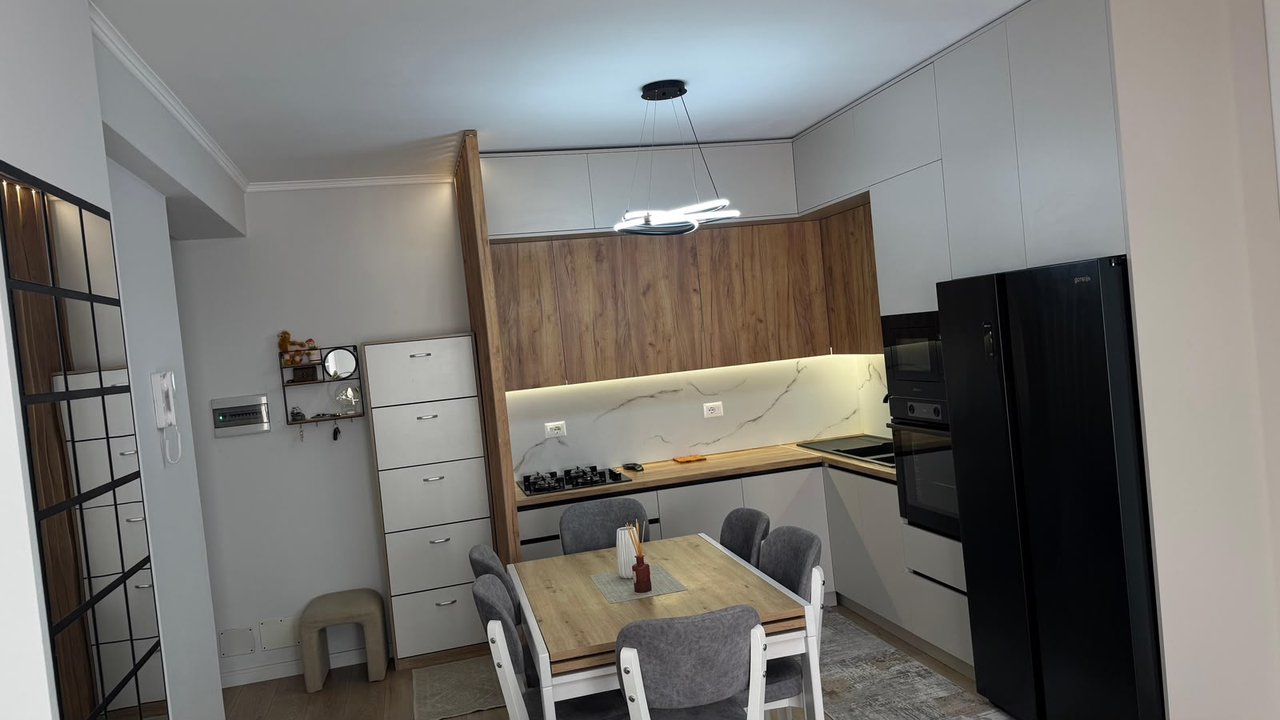 Shitet Apartament 2+1 ne Kamez/ Bulevardi Donald Trump