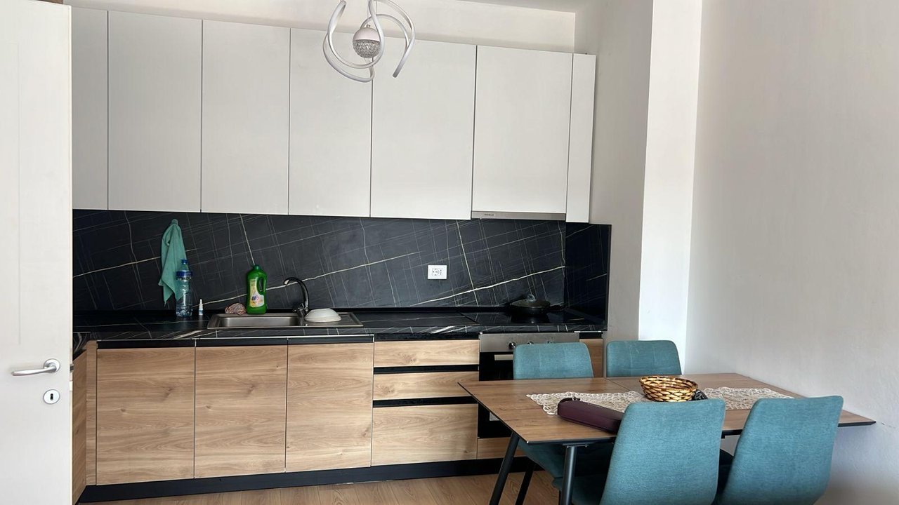 Jepet me qera Apartament 1+1 te Oasis Residence prane pallatit te Eglos Astir