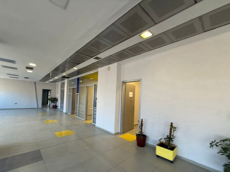 Shitet ambjent per biznes tek Condor Center ne rrugen e Kavajes