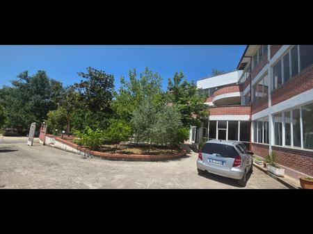 In affitto edificio di 3 piani adatto per hotel, casa di riposo, clinica, vari uffici 900m² di costruzione