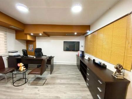 Jepet me qera zyre 200m² prane Petro Ninit
