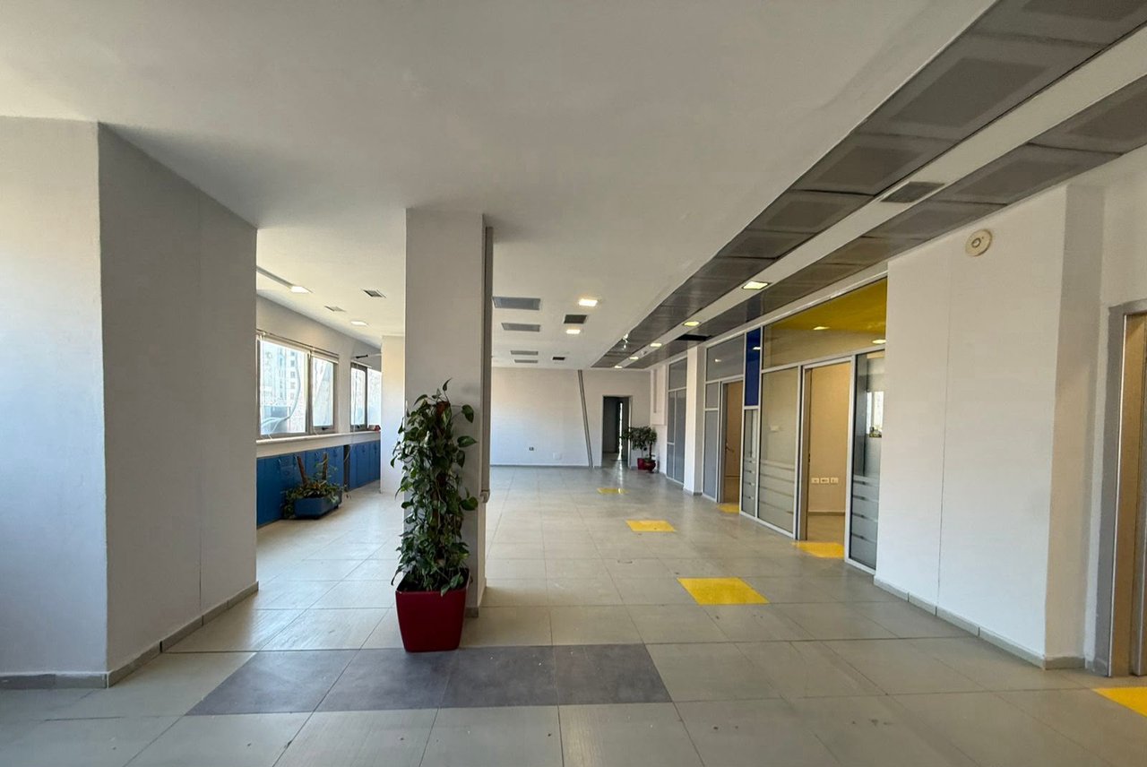 Shitet ambjent per biznes tek Condor Center ne rrugen e Kavajes
