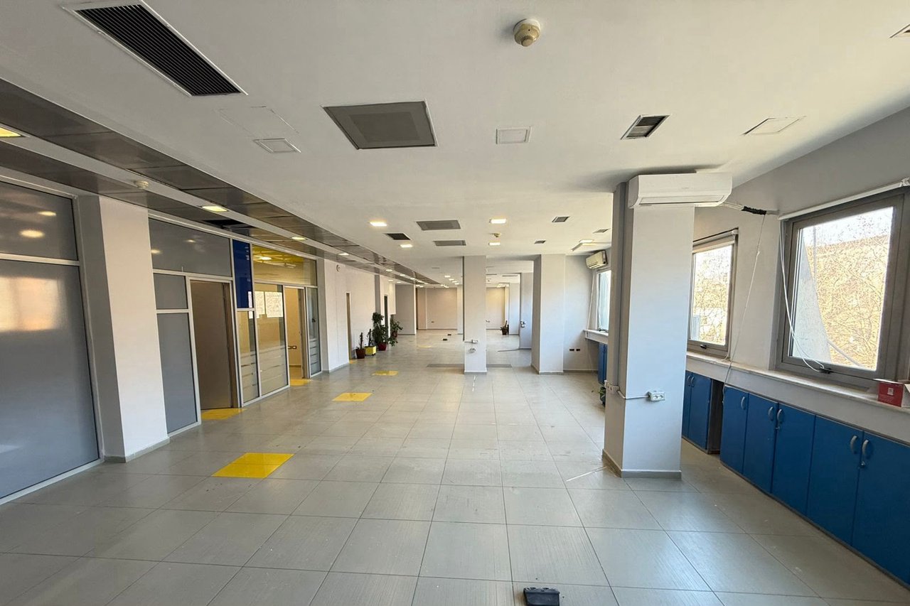 Shitet ambjent per biznes tek Condor Center ne rrugen e Kavajes