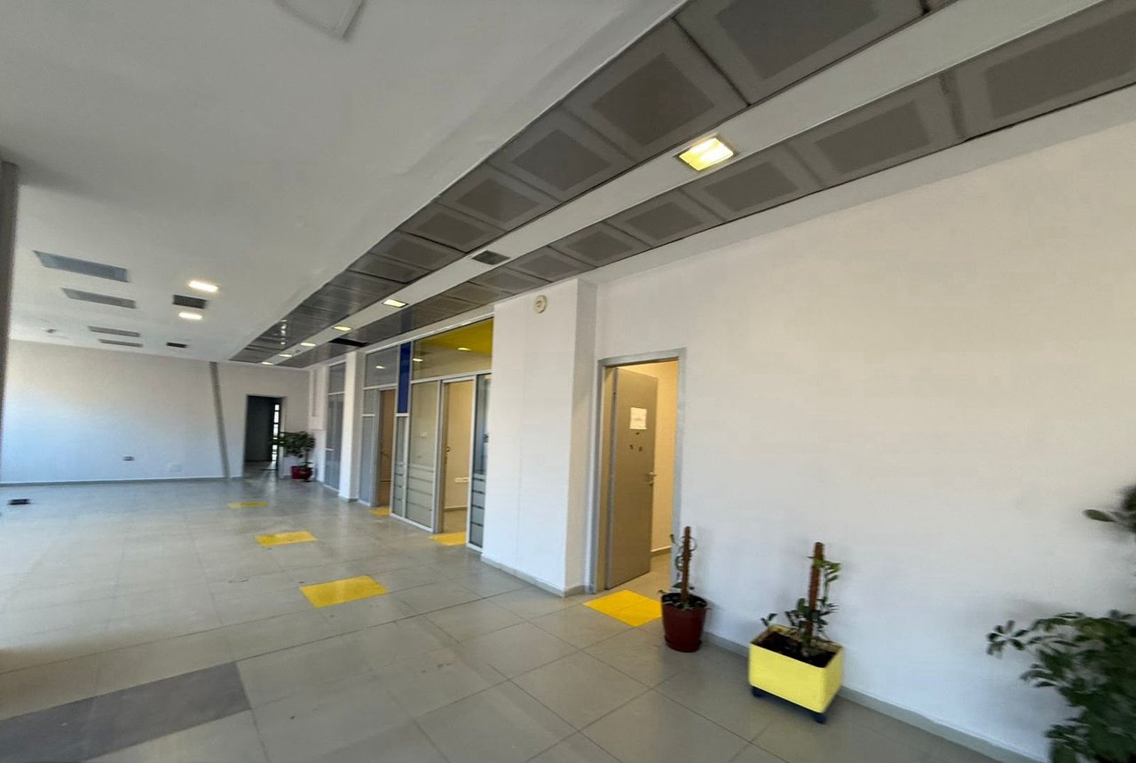 Locale commerciale in affitto presso Condor Center in via Kavaja