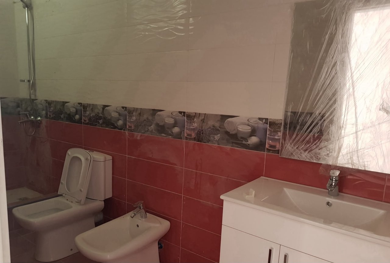 Shitet 3+1+2 tek Liqeni i Thate/ Rruga Peti.