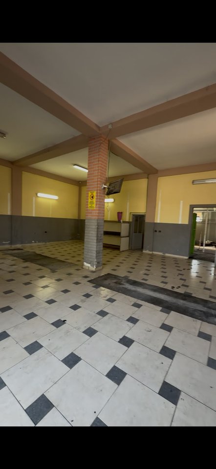 Jepet me qera Ambjent Biznesi &amp; Parking &amp; Apartament 3+1 ne Mezez/ Buze rruge