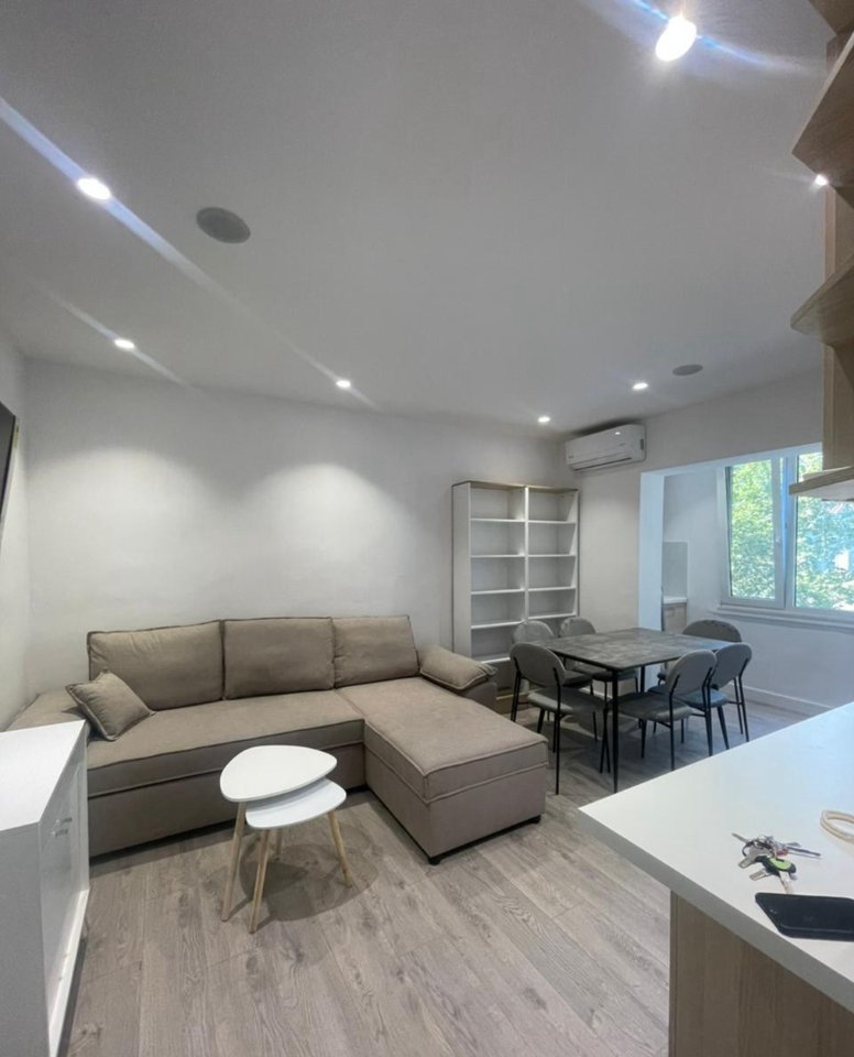 Apartment 1+1 for rent on Asim Vokshi street / opposite Harry Fultz
Area: 50m2
Floor: 4 existing building
Arranged:
Living room + kitchen
1 bedroom
1 bathroom
Rent price: 550 euros per month