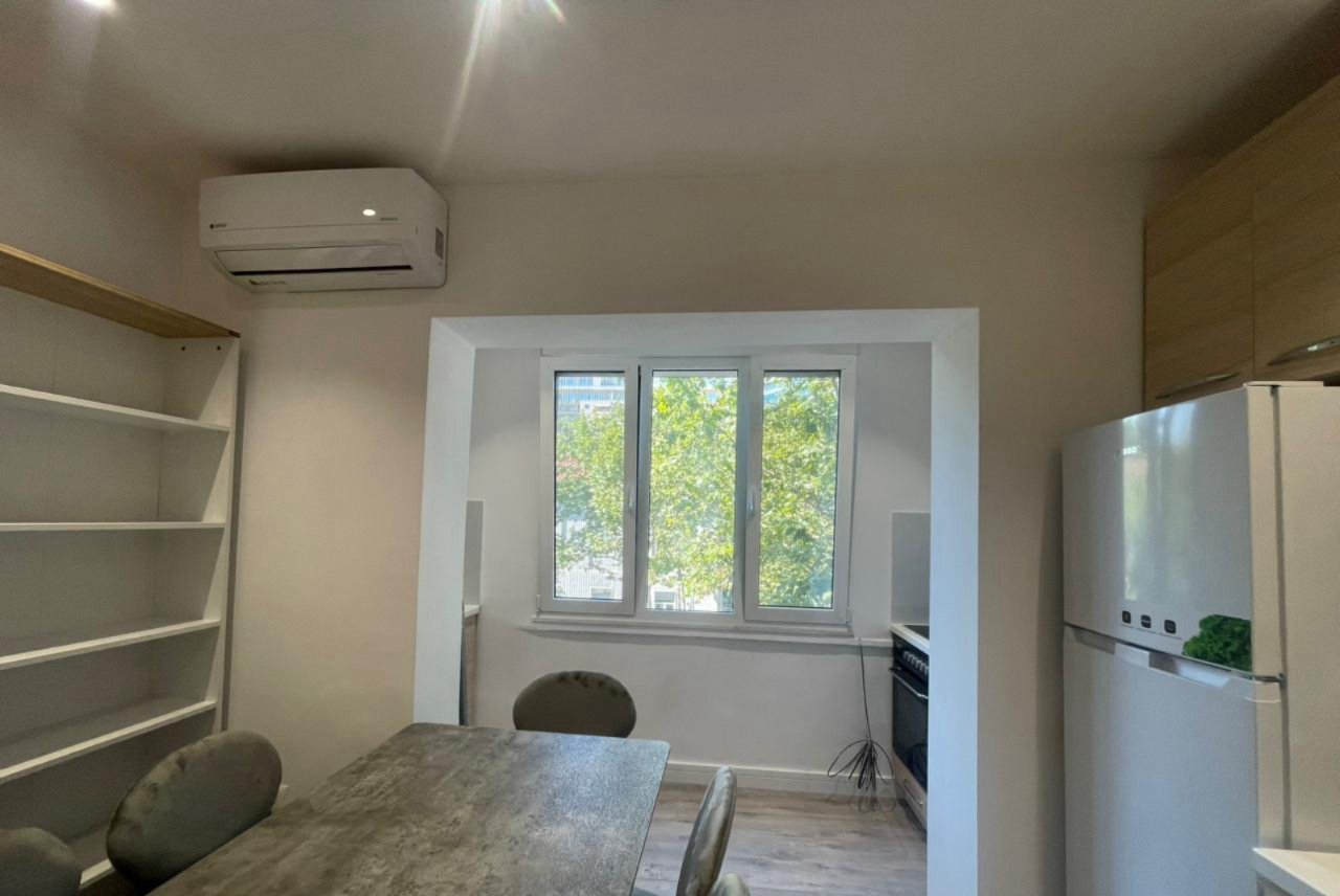 Apartment 1+1 for rent on Asim Vokshi street / opposite Harry Fultz
Area: 50m2
Floor: 4 existing building
Arranged:
Living room + kitchen
1 bedroom
1 bathroom
Rent price: 550 euros per month
