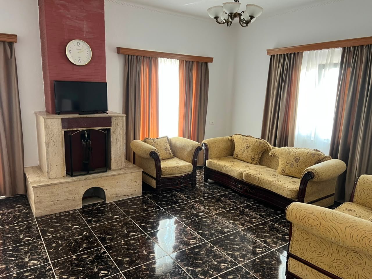 In affitto 3+1 
2° piano di una villa in Ali Dem in via Mihal Grameno