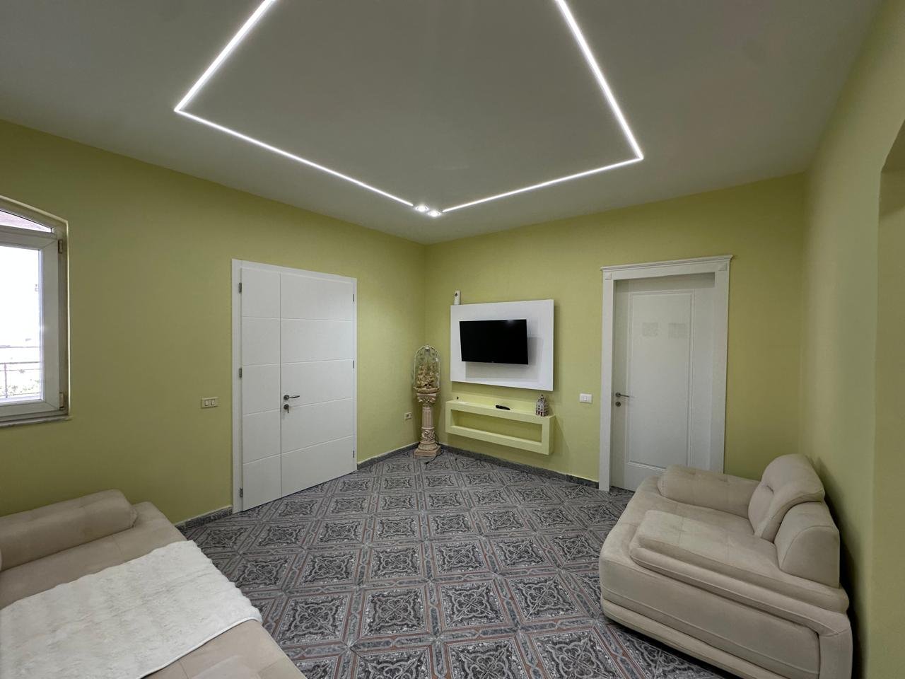 For rent 3+1|
3rd floor of a villa (separate entrance) near Shqiponja Square/ Vasil Nocka street
