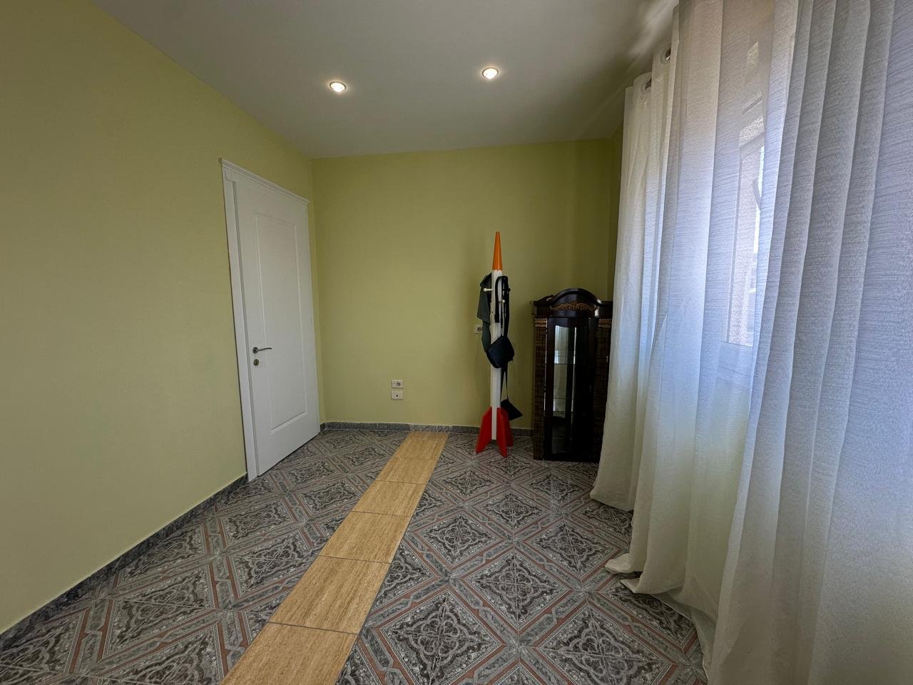 For rent 3+1|
3rd floor of a villa (separate entrance) near Shqiponja Square/ Vasil Nocka street