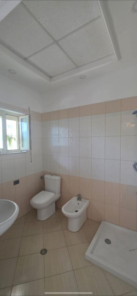 In affitto edificio di 3 piani adatto per hotel, casa di riposo, clinica, vari uffici 900m² di costruzione