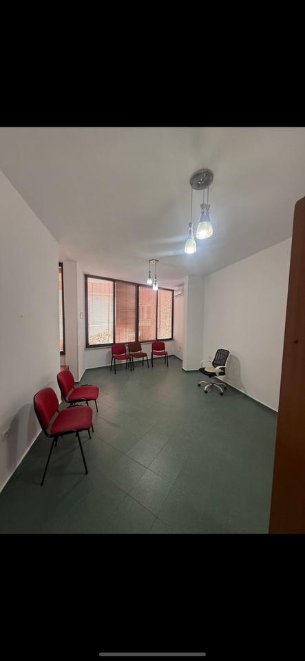 Office 35m² for rent opposite the Parliament in the center