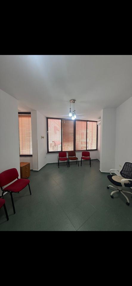 Office 35m² for rent opposite the Parliament in the center