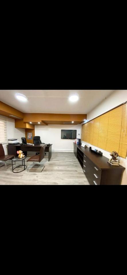 Jepet me qera zyre 200m² prane Petro Ninit