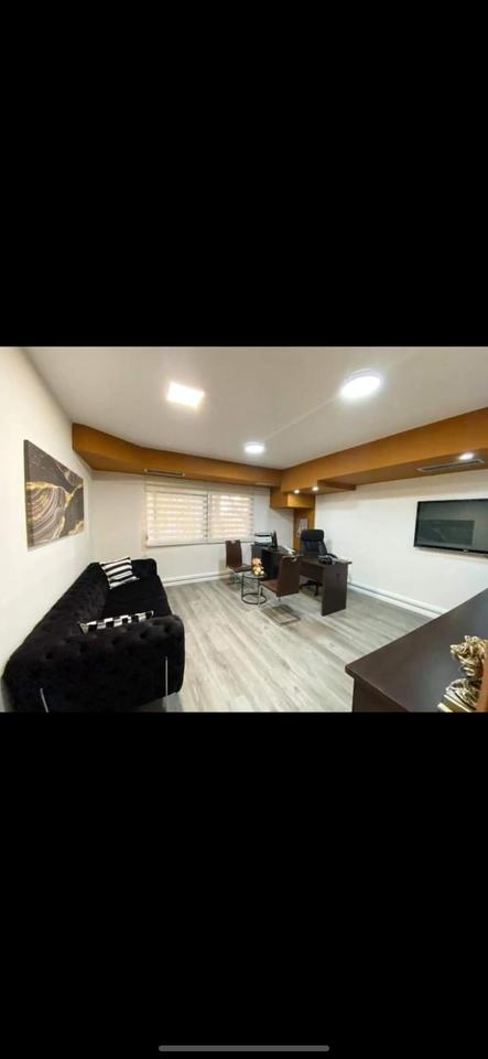 Jepet me qera zyre 200m² prane Petro Ninit
