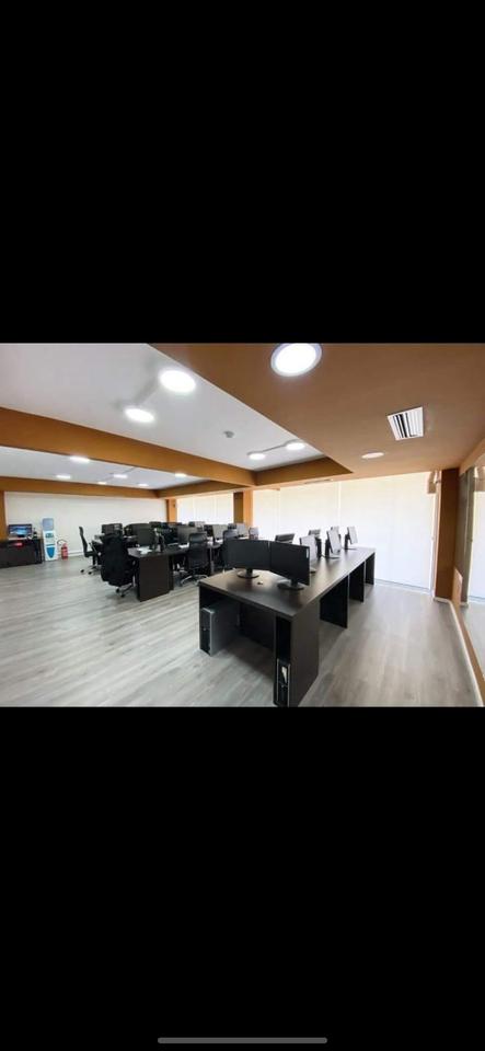 Jepet me qera zyre 200m² prane Petro Ninit