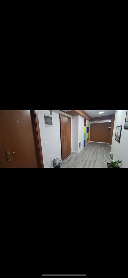 Jepet me qera zyre 200m² prane Petro Ninit