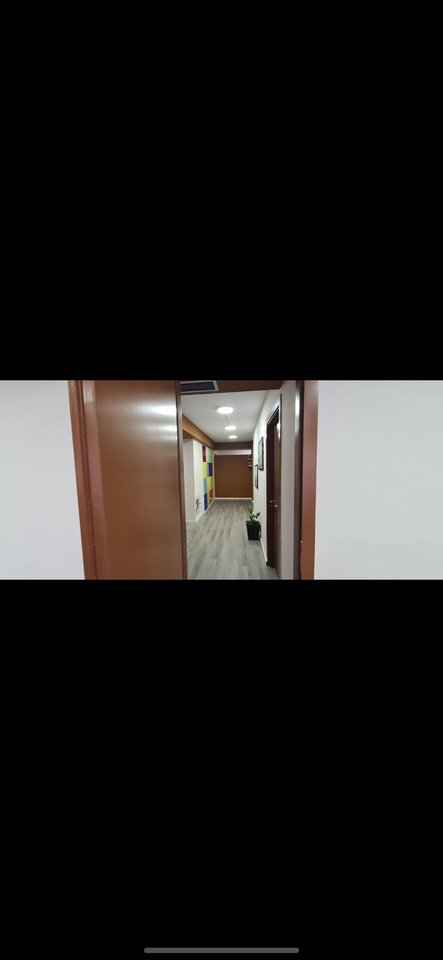 Jepet me qera zyre 200m² prane Petro Ninit