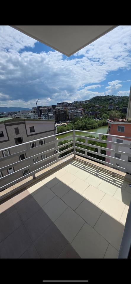 Shitet Apartament 2+1 tek Liqeni i Thate Penthouse