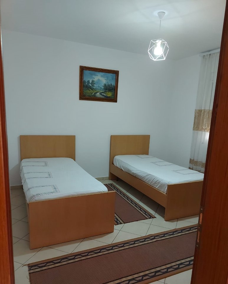 Jepet me qira 2+1 tek Ministria e Drejtesis
Kati 1 i nje vile 3 katshe tek Bulevardi Zogu i pare