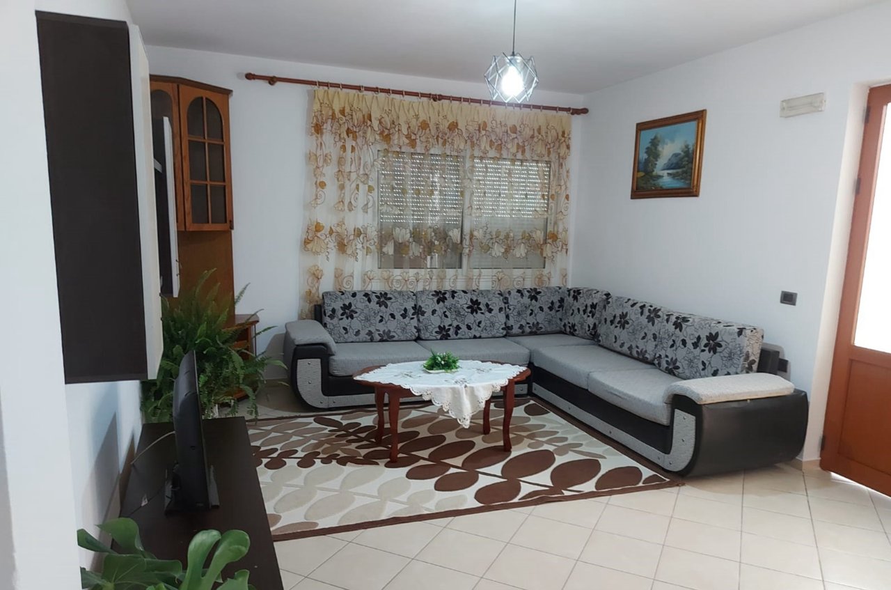 Jepet me qira 2+1 tek Ministria e Drejtesis
Kati 1 i nje vile 3 katshe tek Bulevardi Zogu i pare