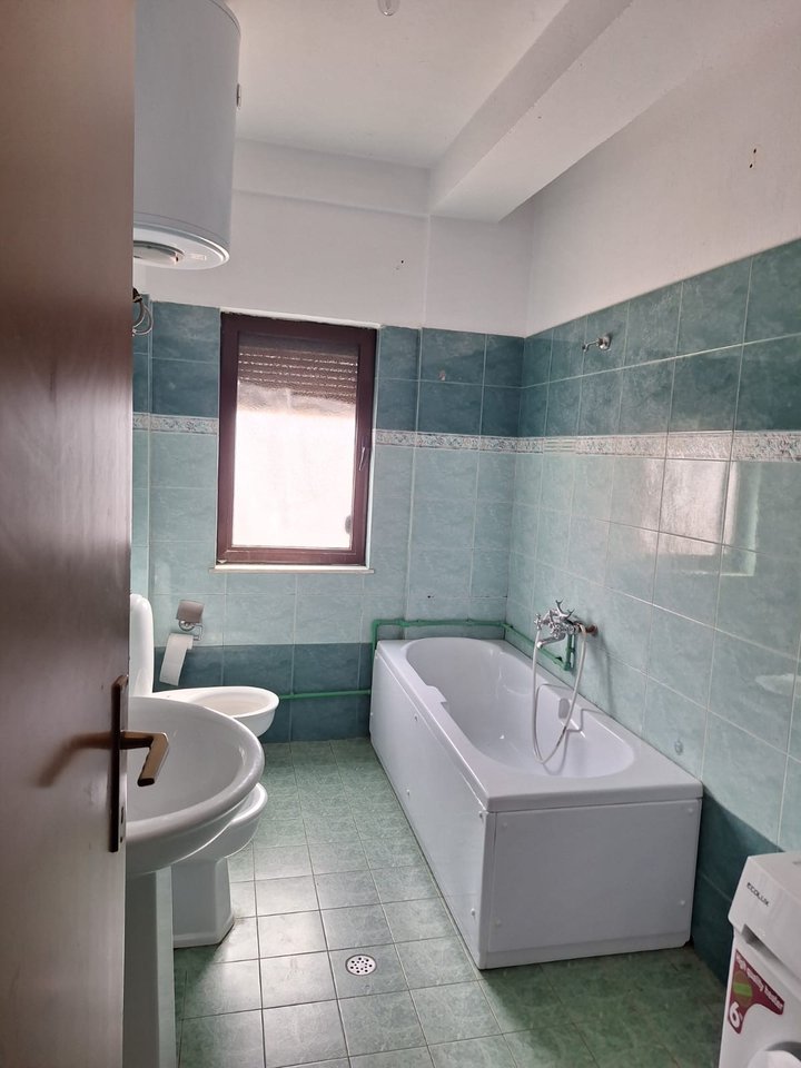 Shitet Apartament 3+1 ne Xhamllik/ Prane rruges Xhanfize Keko