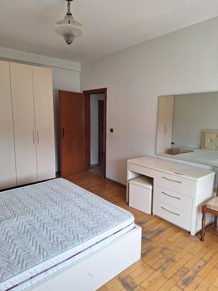 Shitet Apartament 3+1 ne Xhamllik/ Prane rruges Xhanfize Keko