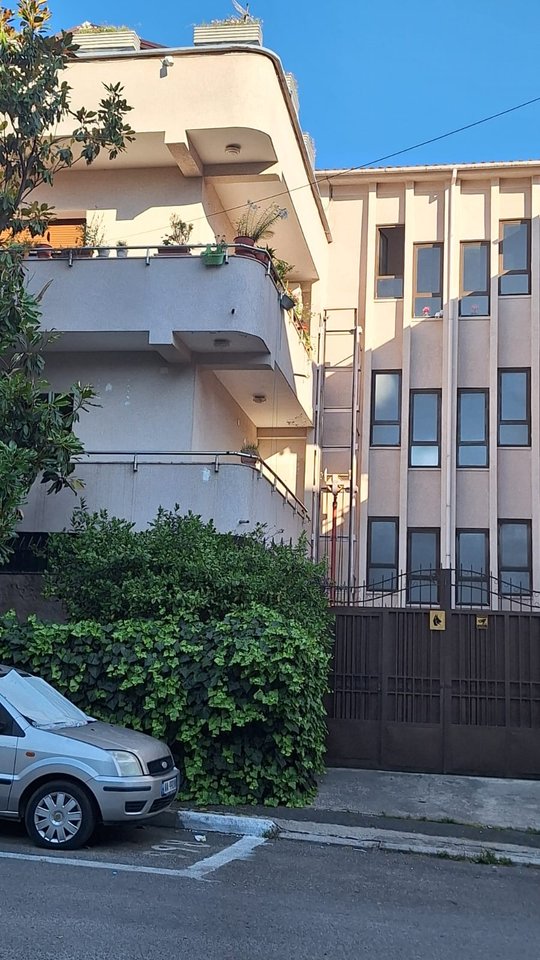 Shitet Apartament 3+1 ne Xhamllik/ Prane rruges Xhanfize Keko
