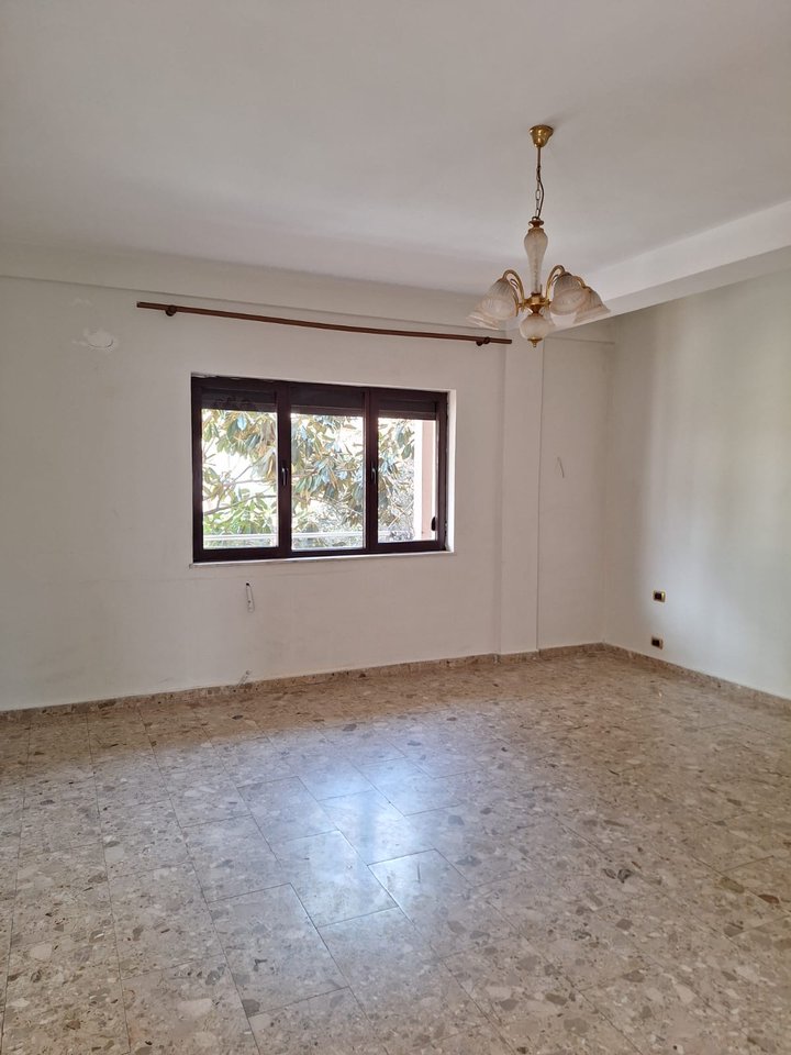Shitet Apartament 3+1 ne Xhamllik/ Prane rruges Xhanfize Keko