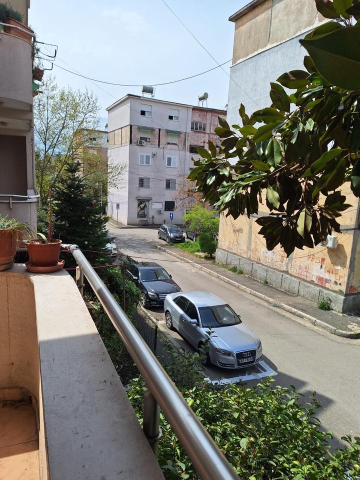 Shitet Apartament 3+1 ne Xhamllik/ Prane rruges Xhanfize Keko