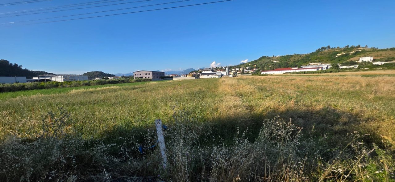 Shitet Toke ne Vaqarr Buze rruge/  tek Restorant Keshtjella