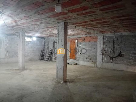 Jepet me qira Magazine 125m2 tek Ura Institutit.