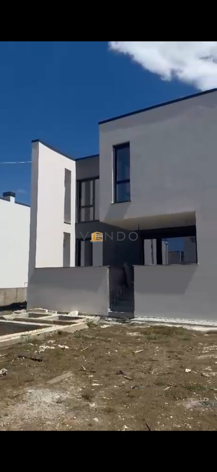 Villa su due piani in vendita + Seminterrato + Parcheggio presso Valamar / Turquoise Marina