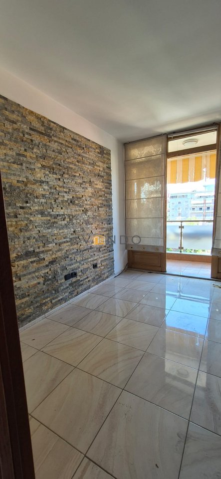 Shitet Apartament 2+1+2 tek 21 Dhjetori / Rruga Muhamet Gjollesha