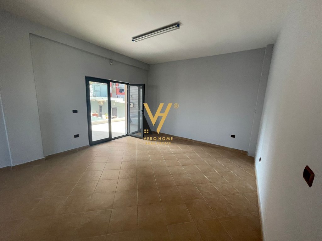 JEPET AMBIENT BIZNESI 209 M2 ME QERA NE ASTIR 1.500 EURO