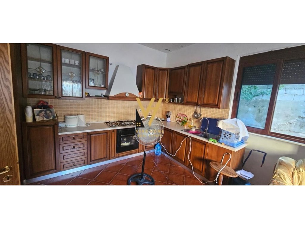 SHITET SHTEPI PRIVATE 2+1+VERANDE NE KAVAJE 80.000 EURO