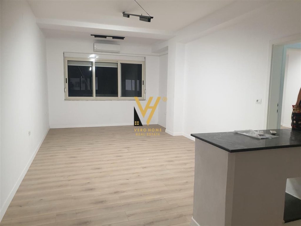 JEPET ZYRE 76 M2 ME QERA NE BLLOK 900 EURO
