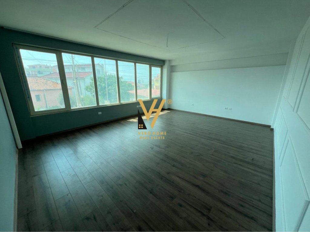 JEPET AMBIENT 160 M2 ME QERA TE KODRA E PRIFTIT 60.000 LEKE