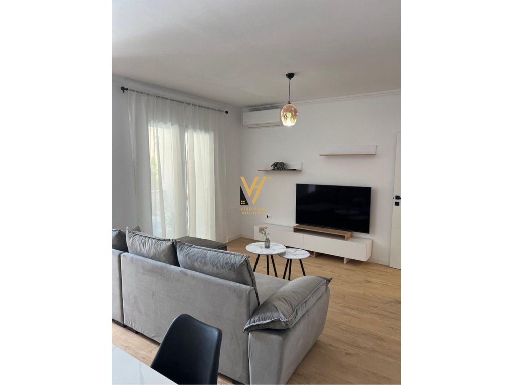 JEPET APARTAMENT 2+1+BLK ME QERA NE QENDER 950 EURO