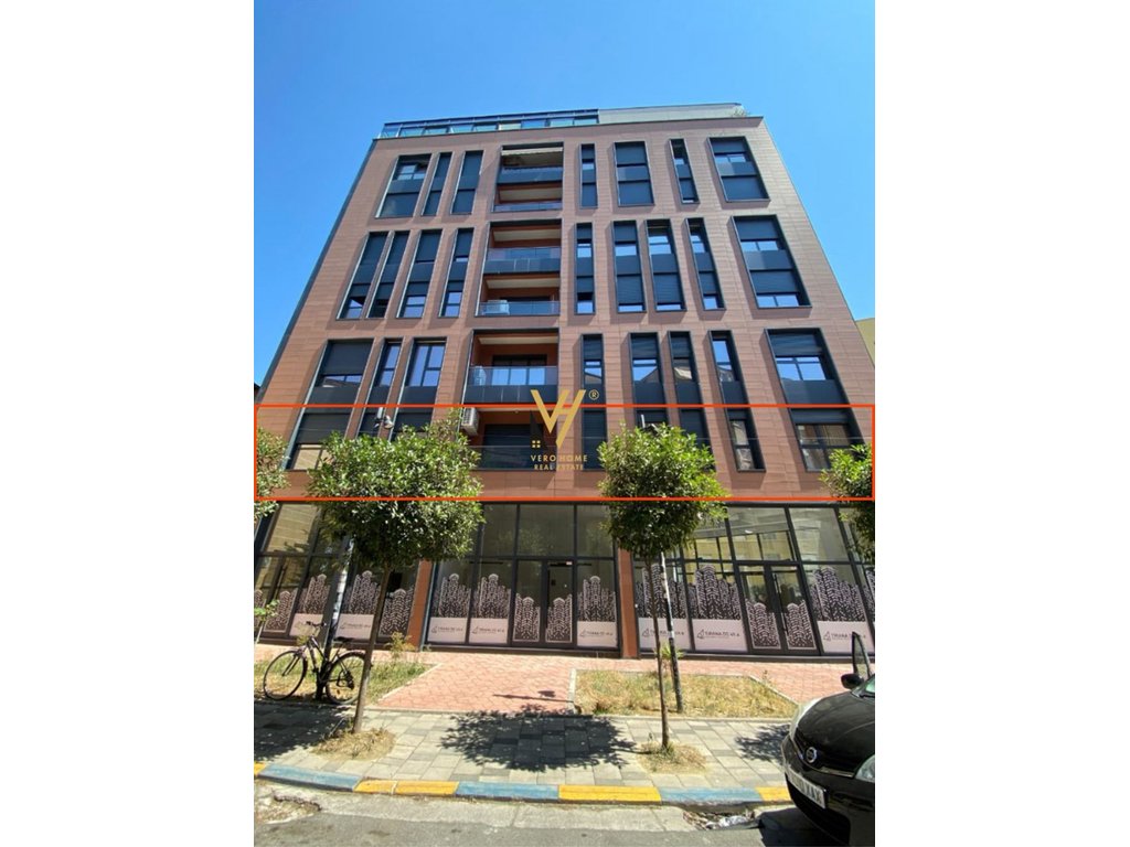 JEPET ZYRE 200 M2 ME QIRA TE RRUGA E BARRIKADAVE 2.700 EURO