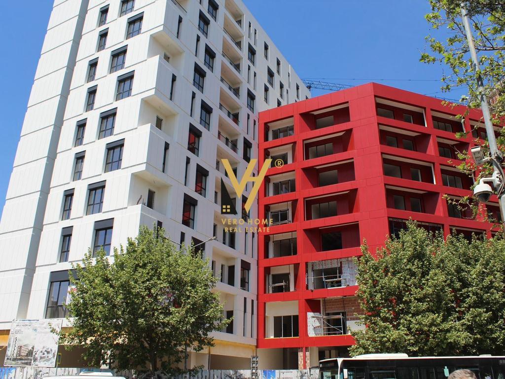 JEPET ZYRE 131 M2 ME QIRA RRUGA E DIBRES, KOM ARLIS 650 EURO