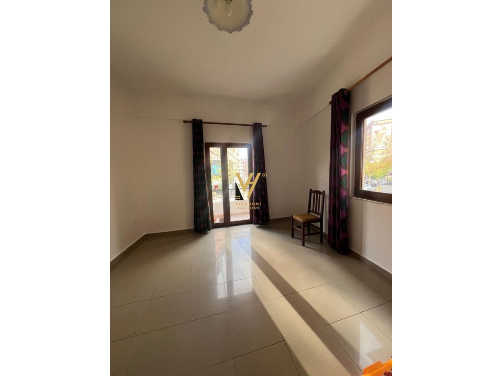 JEPET ZYRE 180 M2 ME QIRA TE RRUGA E KAVAJES 3.000 EURO