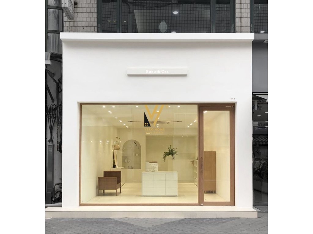 SHOP FOR SALE 31 M2 ON MUHAMET GJOLLESHA STREET 32,400,000 LEKE