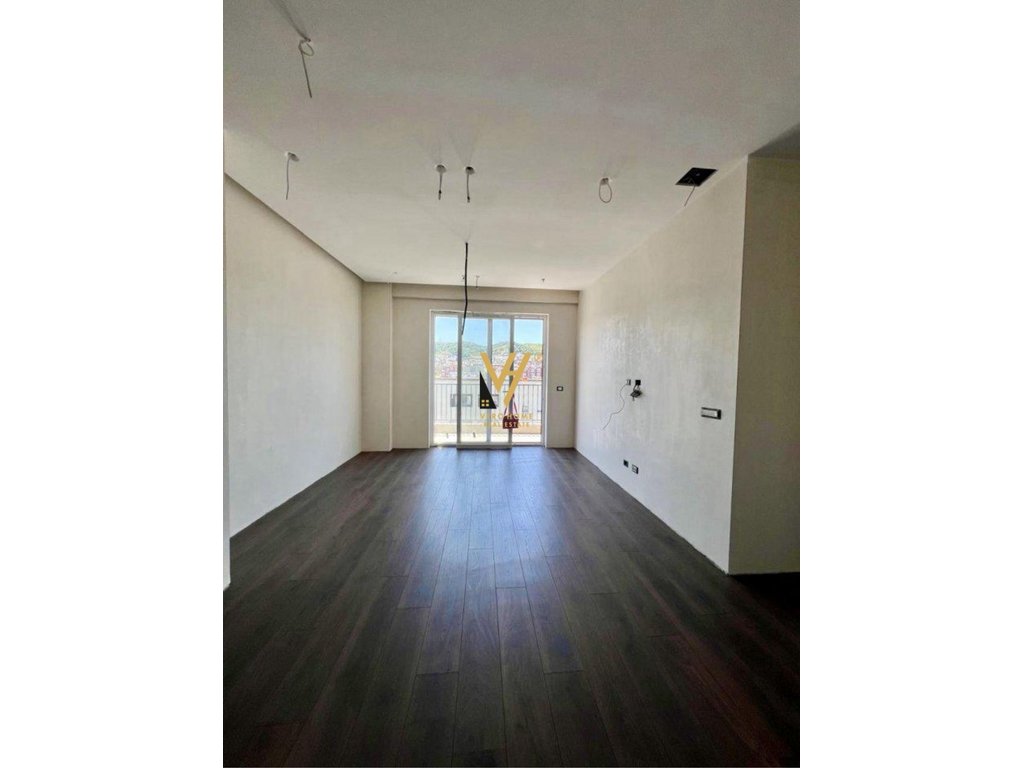 JEPET ZYRE 95 M2 ME QIRA TE KOMUNA E PARISIT 1.000 EURO