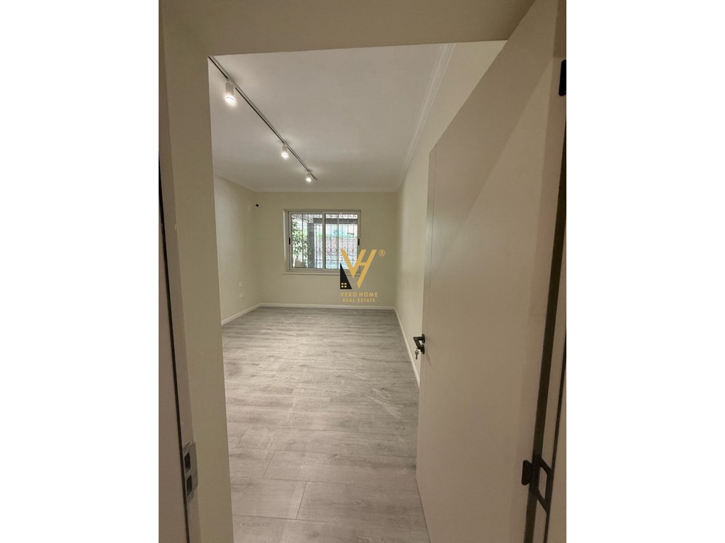 JEPET AMBIENT BIZNESI 80 M2 ME QERA NE BLLOK 1.500 EURO