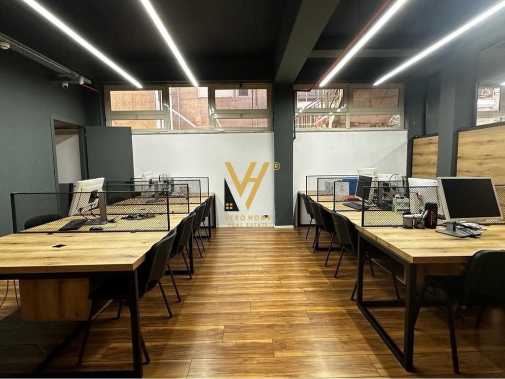 JEPET ZYRE 300 M2 ME QERA TE RRUGA E KAVAJES 2.500 EURO